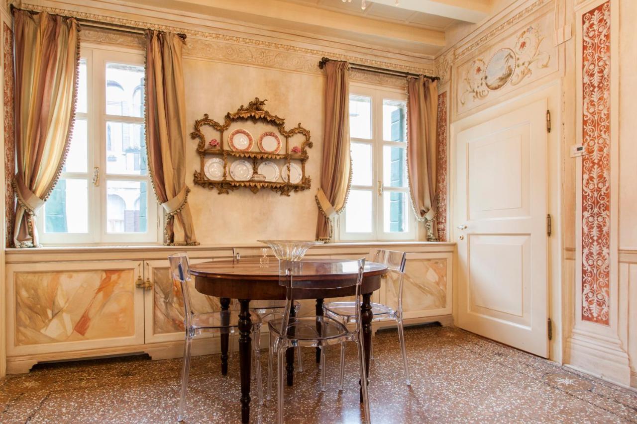 Explore Venice From A Sophisticated Hideaway In San Polo エクステリア 写真